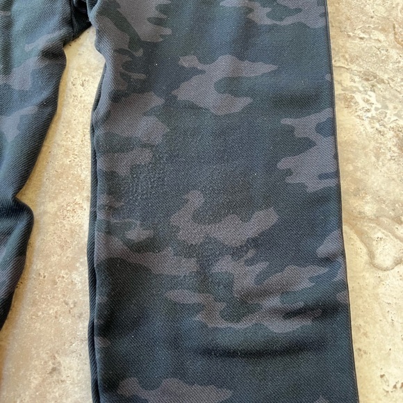 SPANX Look at Me Now Seamless Leggings Camo, size L - Picture 6 of 8